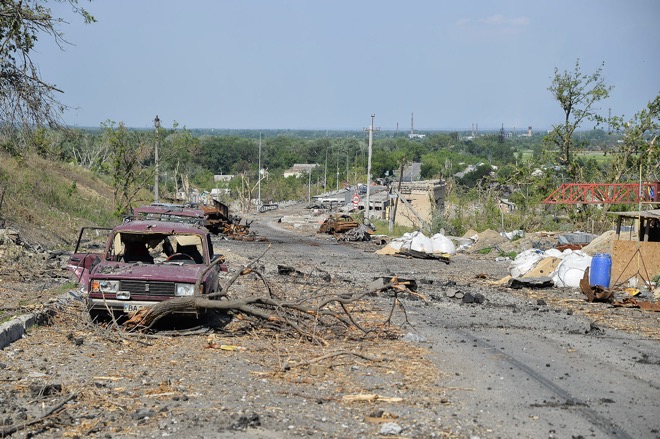 Cảnh tan hoang trên một con đường ở Lysychansk vào ngày 19.6.