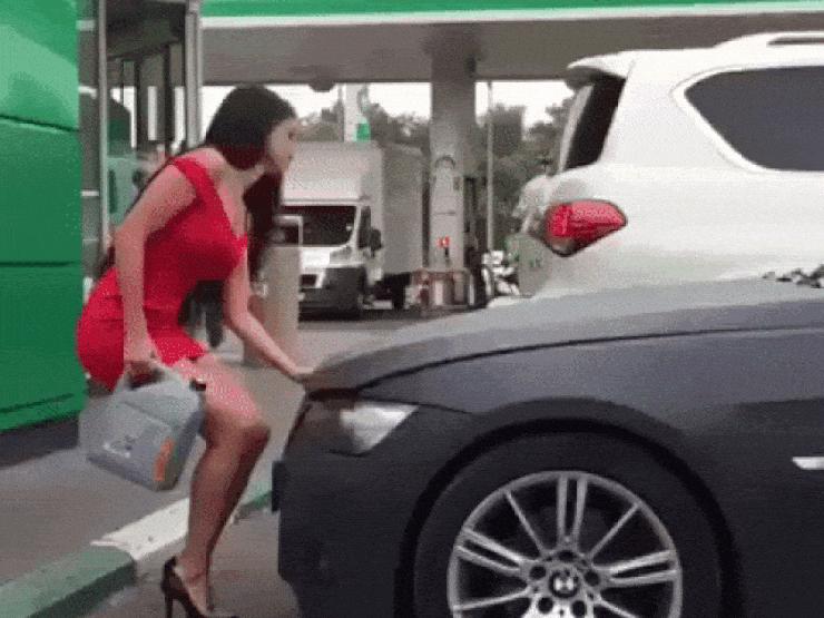 Tranh vui - Những tình huống oái oăm của chị em khiến nhiều người phải hoang mang