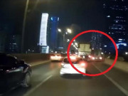 Tin tức trong ngày - Clip: Bị xe tải hất văng lúc vượt ẩu ở đường trên cao, ô tô suýt gặp đại họa