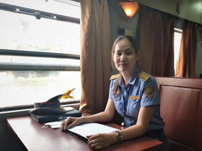 Trên tàu, chị Thương cập nhật sổ sách, nhật ký đoàn tàu