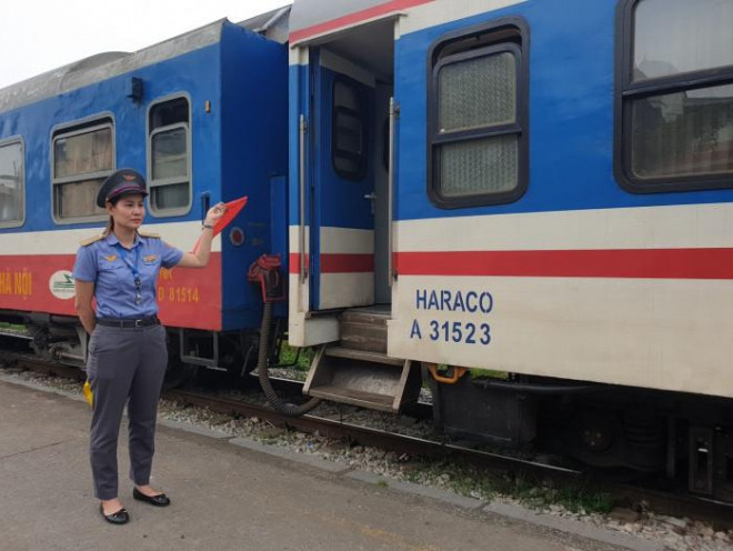 Trưởng tàu an ninh Mai Ngọc Thương làm tín hiệu an toàn cho tàu chạy