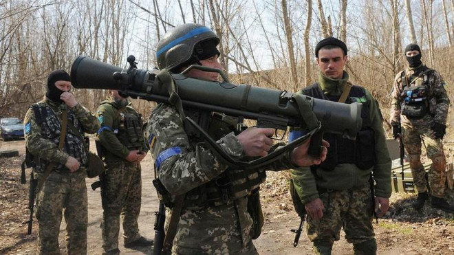 Quân nhân Ukraine nghiên cứu hệ thống vũ khí vác vai Carl Gustaf M4 của Thụy Điển trong một buổi huấn luyện gần vùng Kharkiv (Ukraine). Ảnh: Andrew Marienko/AP