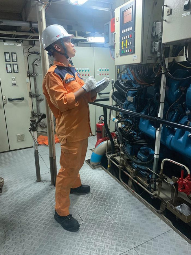 Thợ máy Duy Tài làm nhiệm vụ bảo dưỡng máy móc, để tàu, cano không gặp sự cố khi đang làm việc gấp