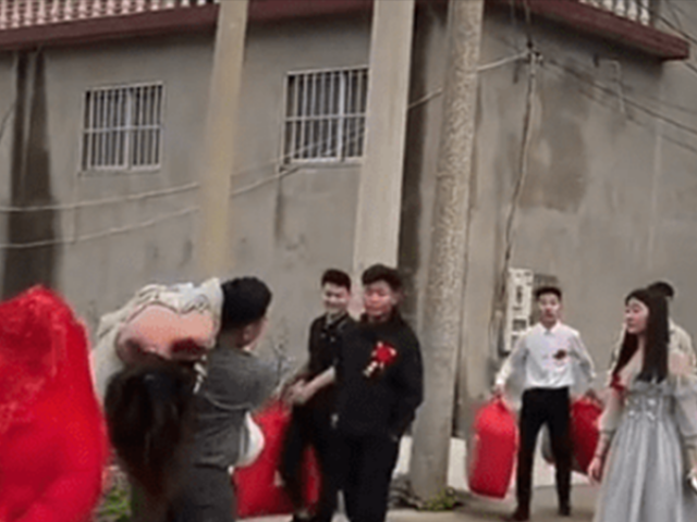 Bạn trẻ - Cuộc sống - Hành động "khó chấp nhận" của phù rể phù dâu giữa đám cưới