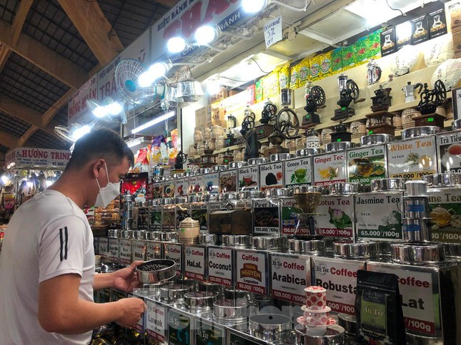 Anh Trí treo bảng giảm giá 5% ngay trước sạp để khách đến mua hàng nhiều hơn