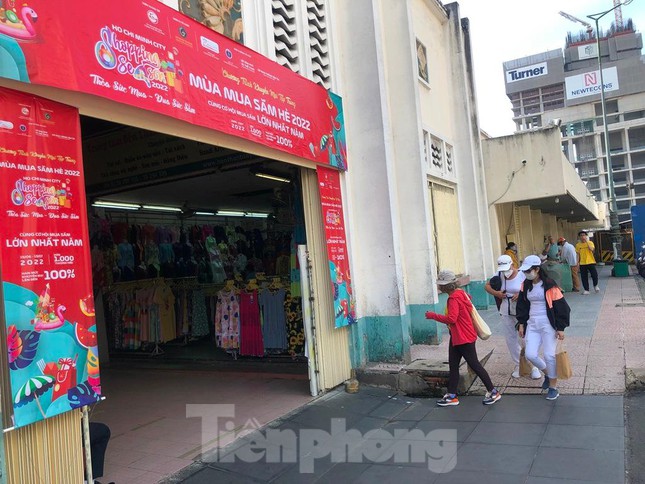 Chợ Bến Thành (quận 1) treo băng rôn đỏ rực về tháng khuyến mãi ngay cổng ra vào chợ