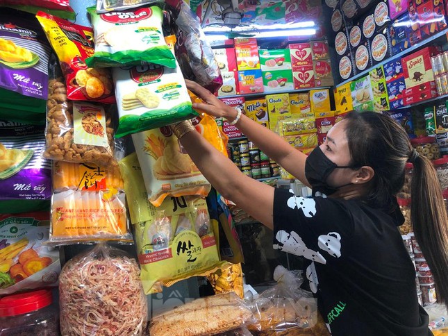 Áp dụng giảm giá kèm quà tặng, tiểu thương chợ Xóm Chiếu (quận 4) bán được nhiều hàng hơn