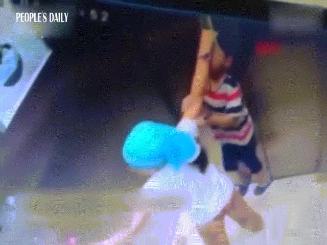 Clip bé gái nhanh trí cứu thoát em trai bị treo cổ trong thang máy