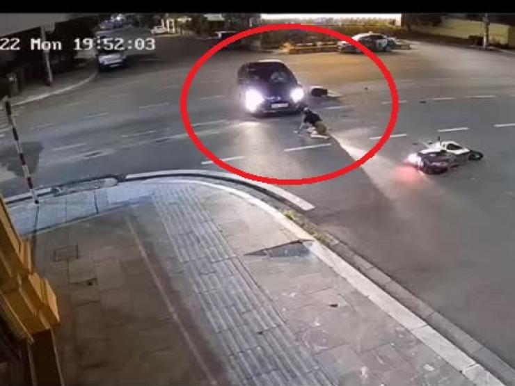 Tin tức trong ngày - Clip: Ô tô băng vào ngã tư, 2 cô gái gặp nạn kinh hoàng