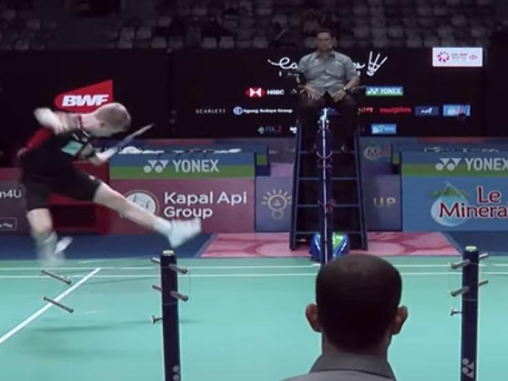 Thể thao - Sững sờ thể thao: Tay vợt đang chơi lông lại nhầm sang môn đá cầu