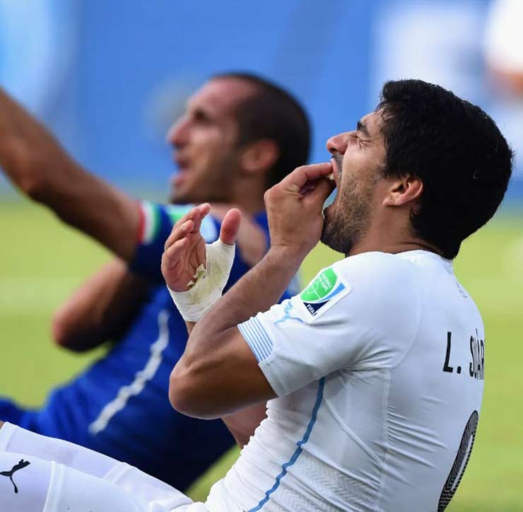 Luis Suarez bị cấm cắn tại Barcelona sau sự cố ở World Cup 2014