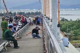 Tin tức trong ngày - Khi nào hết cảnh "xóa nợ" trên cầu Thuận Phước?