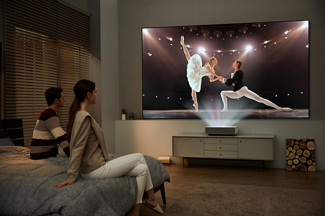 Thưởng thức những thước phim sắc nét cùng chất lượng âm thanh vòm điện ảnh cùng LG Ultra Short Throw Laser 4K HU715Q