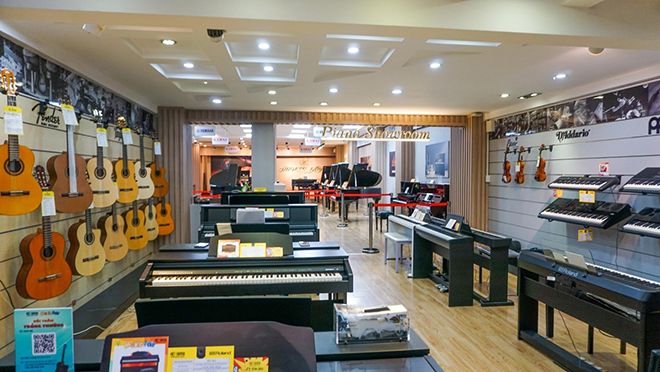 Khu trưng bày các loại nhạc cụ guitar, piano tại Việt Thương Music