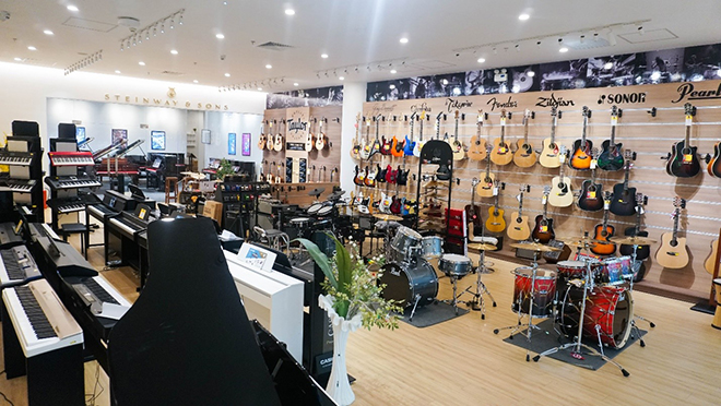 Không gian bên trong showroom nhạc cụ Việt Thương Music