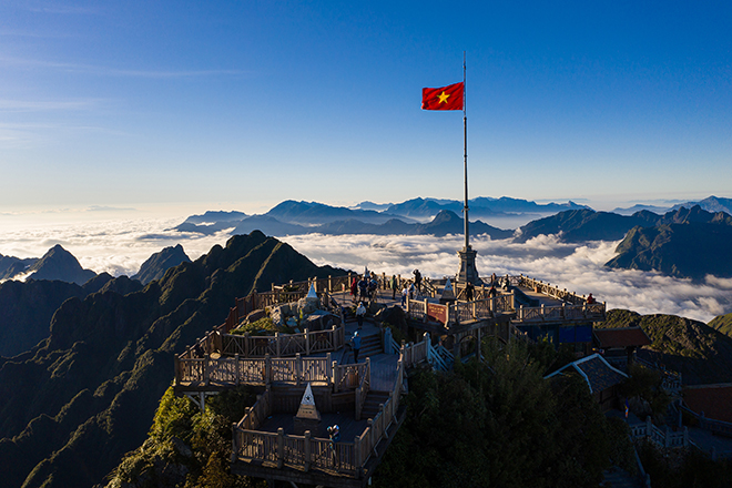 Màn đồng diễn "Chào mặt trời - Chào đỉnh Fansipan" đồng loạt của 500 người tham gia tại 4 điểm trong khu vực đỉnh thiêng