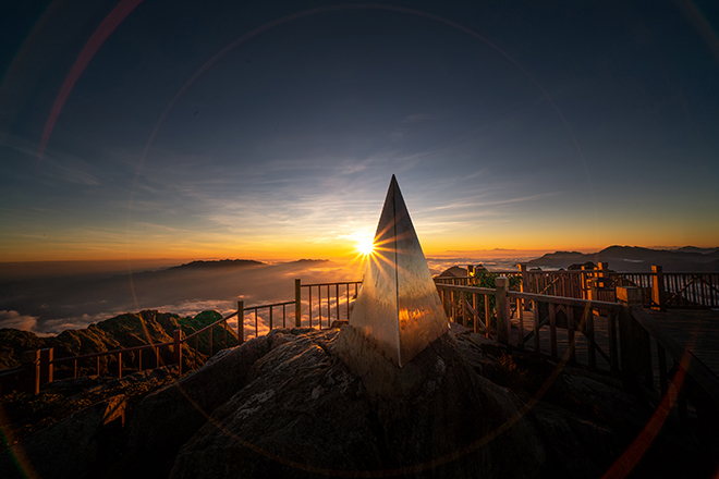 Đỉnh Fansipan được coi là một trong những địa điểm ngắm bình minh tuyệt vời nhất Việt Nam