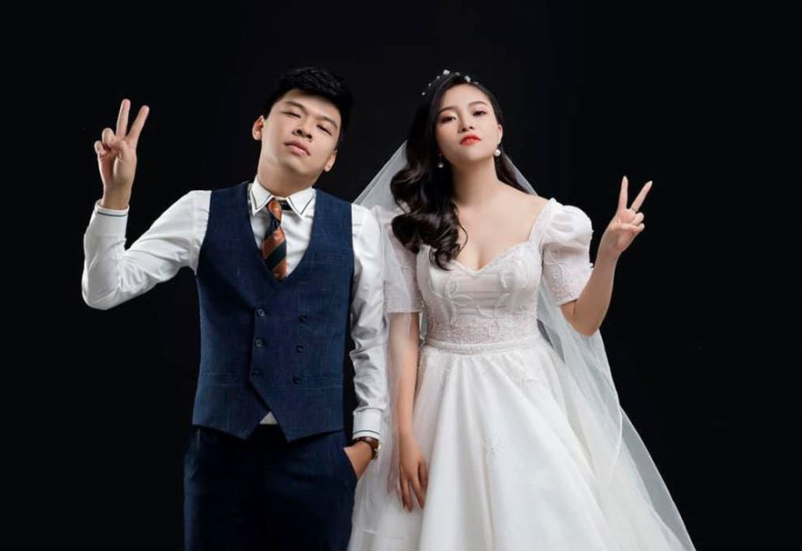 Diễn viên hài từng chia sẻ trước đó trên báo chí, vì đám cưới tổ chức vào dịp cận Tết nên vợ chồng anh không quá cầu kỳ. Từ việc chụp ảnh, chọn đồ cưới hay đặt tiệc đều phải quyết định nhanh vì cuối năm không có nhiều nơi còn phòng trống.&nbsp;