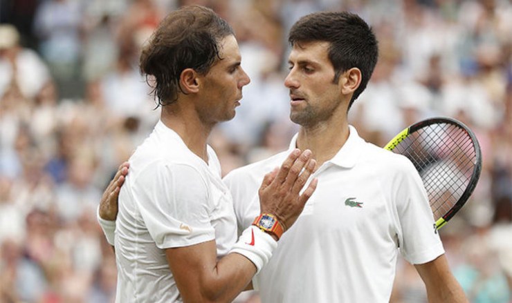 Nadal (trái) bị đánh giá thấp hơn Djokovic (phải) ở khả năng giành chức vô địch Wimbledon 2022