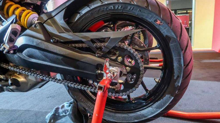 Multistrada V2S có phuộc trước Upside Down đi kèm với hệ thống treo điện tử Skyhook của Ducati, trong khi phía sau là monoshock điện tử
