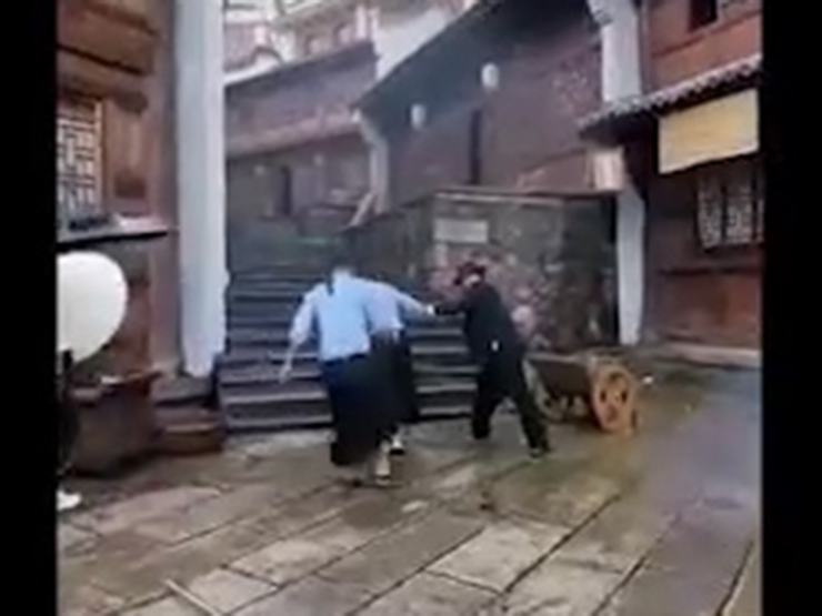 Clip hài hước - Diễn viên đóng thế khiến đạo diễn dở khóc dở cười