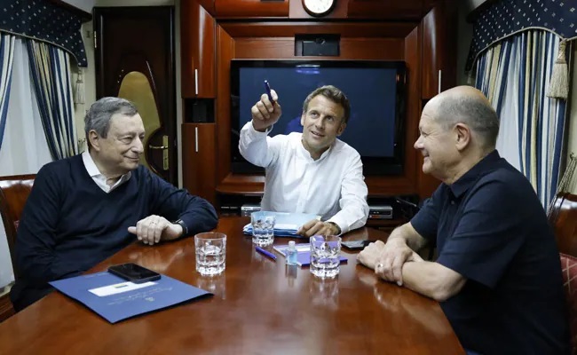Tổng thống Pháp Emmanuel Macron (giữa), Thủ tướng Đức Olaf Scholz (phải) và Thủ tướng Ý Mario Draghi (trái) “họp thượng đỉnh” trên chuyến tàu tới Kiev vào ngày 16-6. Ảnh: AP