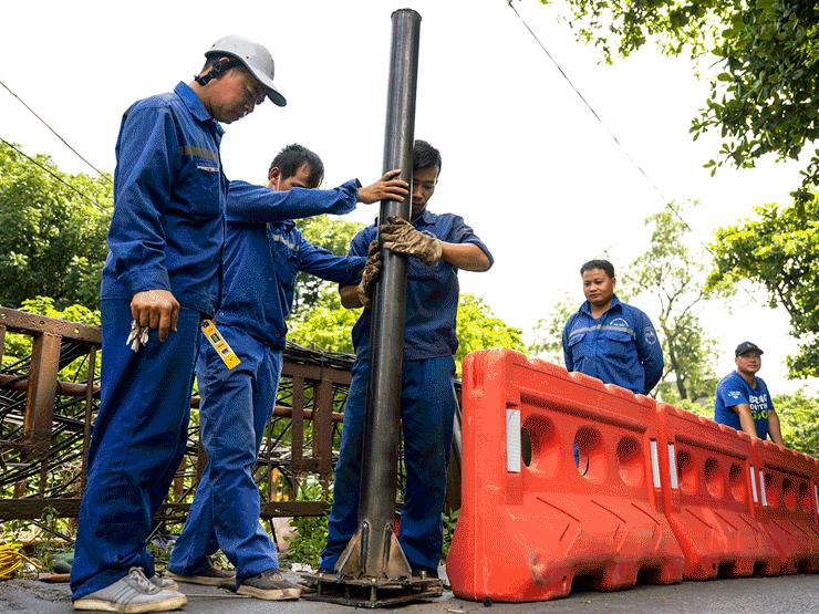 Tin tức trong ngày - Lắp rào chắn bảo vệ cầu trăm tuổi ở Hà Nội