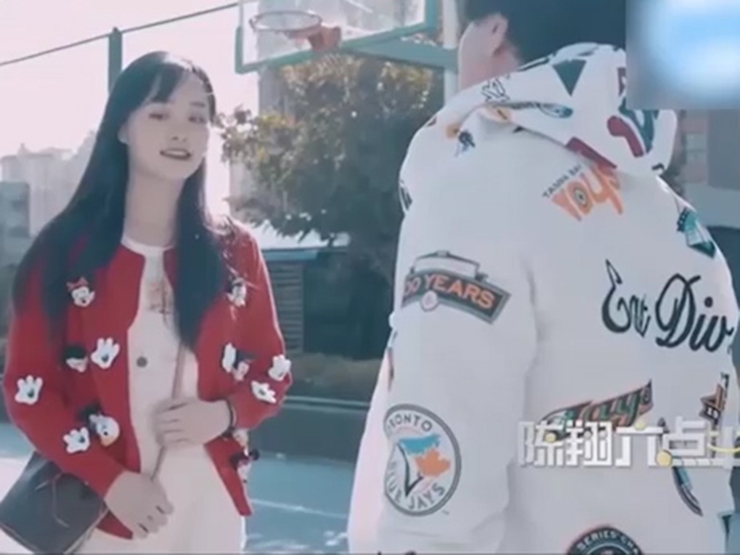 Clip hài hước - Chàng trai si tình chấp nhận cả "người thứ ba" chen ngang vào