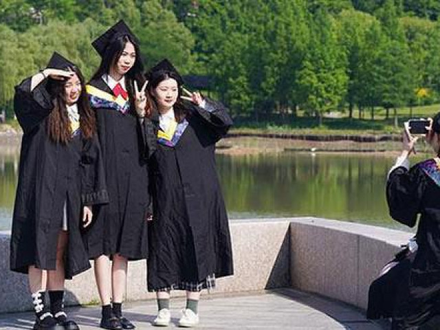 Bạn trẻ - Cuộc sống - Người trẻ mới tốt nghiệp ở Trung Quốc "đỏ mắt" tìm việc