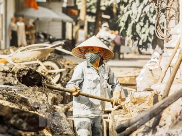 Tin tức trong ngày - Người dân mướt mồ hôi mưu sinh giữa "chảo lửa"