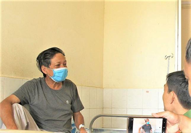 Cơ quan chức năng lấy lời khai của ông Nhi tại bệnh viện.