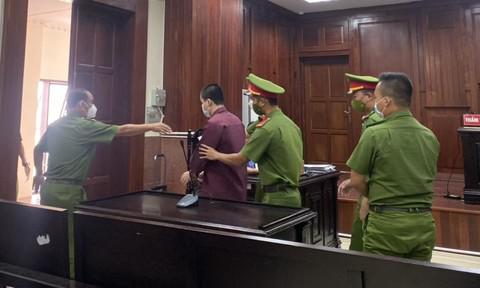 Dẫn giải bị cáo sau khi tòa tuyên án