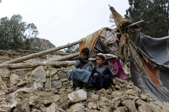 Hai em nhỏ ngồi trên đống đổ nát ở huyện Spera (tỉnh Khost) sau trận động đất. Ảnh: AP