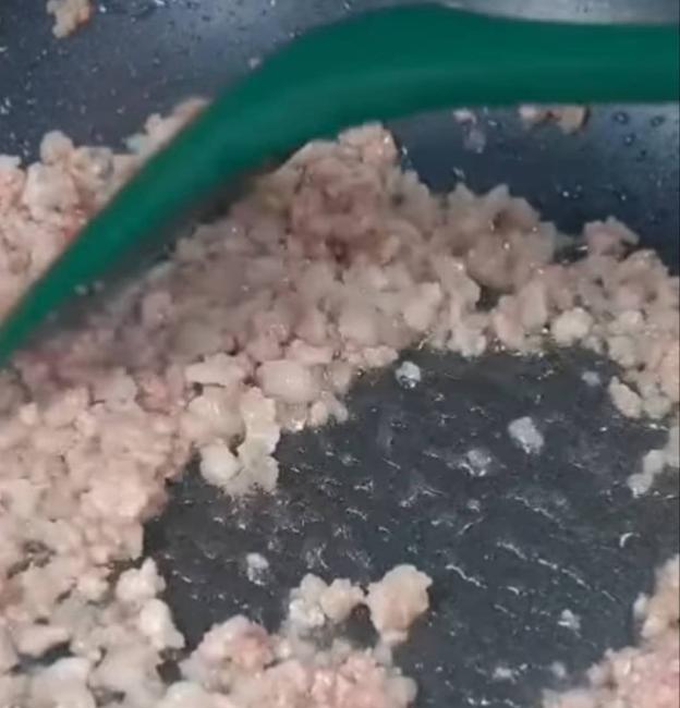 Thịt băm bạn đem xào chín…
