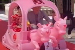 Bạn trẻ - Cuộc sống - Chú rể đón dâu bằng chiếc xe "độc nhất vô nhị" khiến dân tình cười ra nước mắt