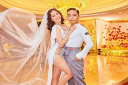 Thời trang - Khánh Thi mặc váy xẻ cao trên hông đứng bên chồng trẻ kém 11 tuổi không bị chê "kém duyên"