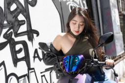 Thế giới xe - Rạo rực người đẹp tràn đầy xuân sắc tạo dáng bên xe tay ga