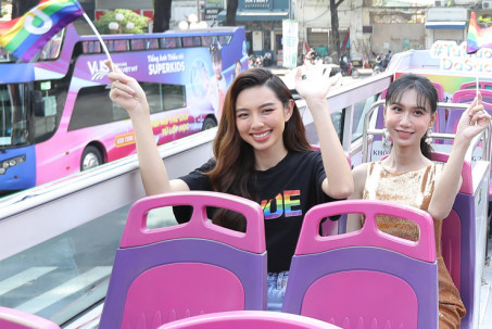 HH Thùy Tiên và dàn TikToker triệu view diễu hành trên xe buýt 2 tầng truyền thông điệp ý nghĩa