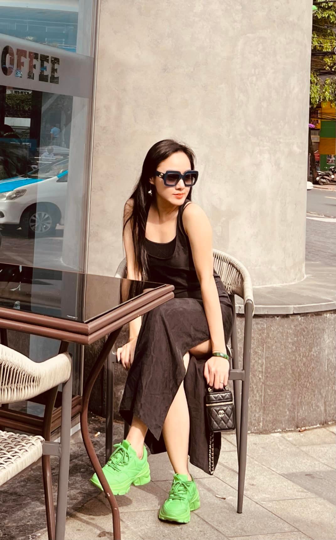 BTV Hoài Anh diện váy dáng dài kết hợp với đôi sneaker màu sắc nổi bật.