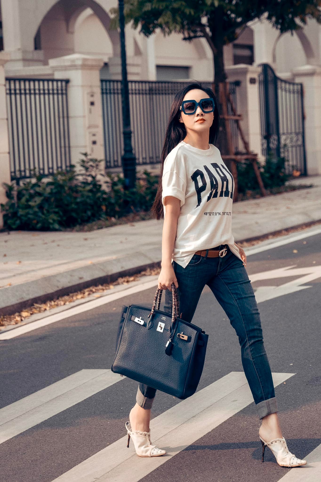 Cô chọn diện áo phông, quần jean kết hợp với giày cao gót.