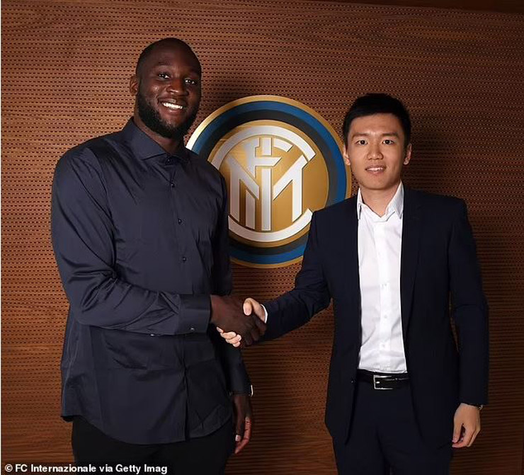 Lukaku bắt tay Chủ tịch Inter Milan, tỷ phú Trung Quốc Steven Zhang
