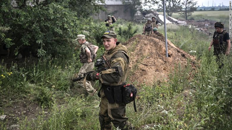 Binh sĩ quân đội Ukraine chiến đấu gần Lysychansk.