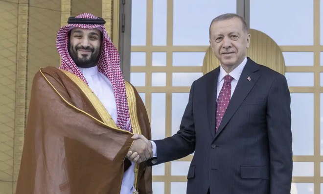 Thái tử Ả Rập Saudi, Mohammed bin Salman bắt tay Tổng thống Thổ Nhĩ Kỳ Recep Tayyip Erdogan.