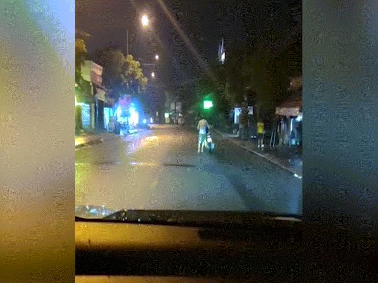 Xe máy - Xe đạp - Clip: Thanh niên điều khiển xe máy theo phong cách "chân nam đá chân chiêu"
