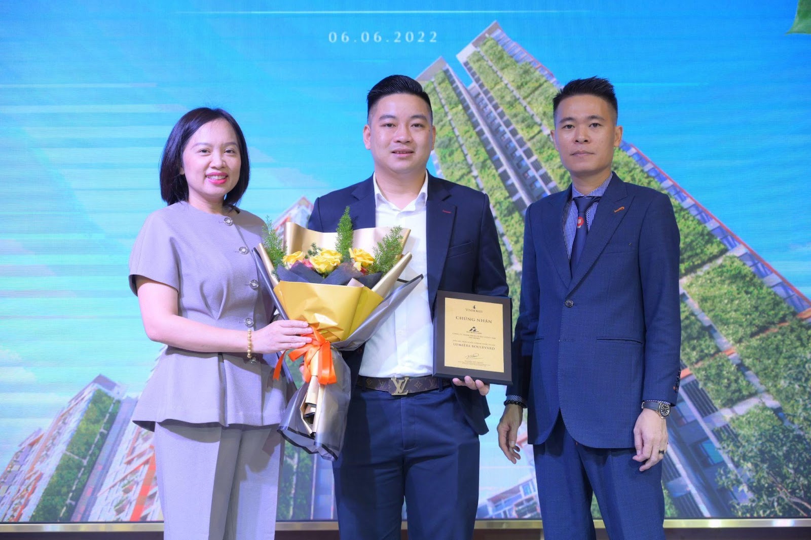 Đại diện Vinhomes trao giấy chứng nhận phân phối dự án LUMIÈRE Boulevard cho đại diện Tân Hưng Land