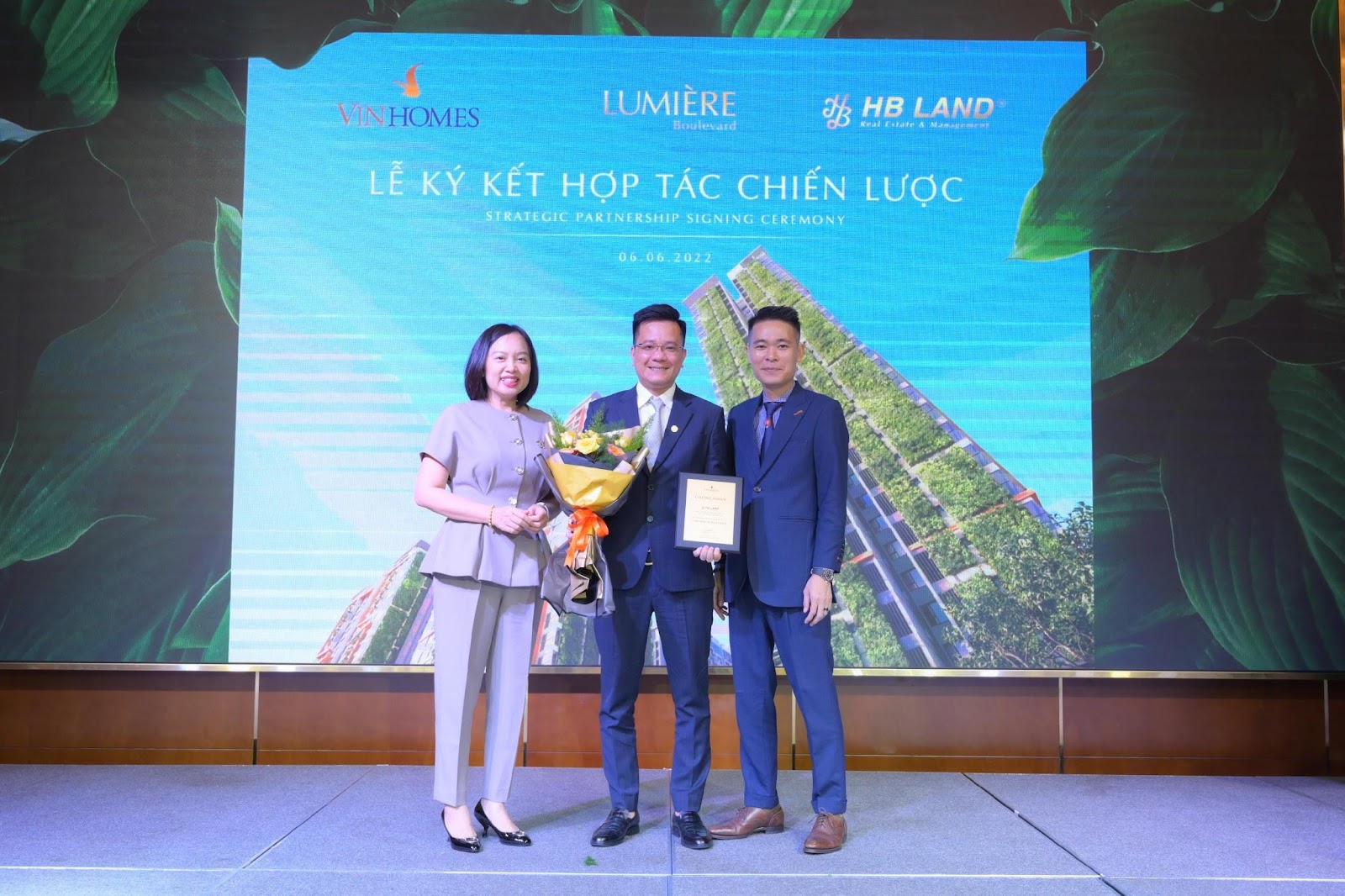 Đại diện Vinhomes trao giấy chứng nhận phân phối dự án LUMIÈRE Boulevard cho đại diện HBLAND