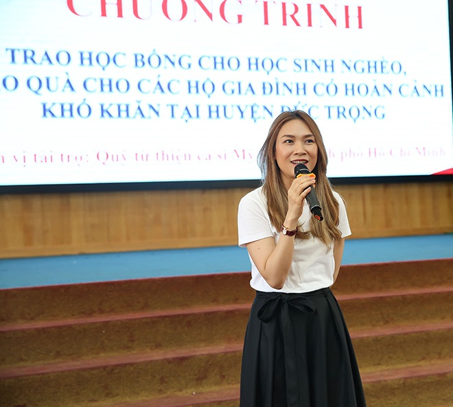 Mỹ Tâm giản dị trao học bổng, tặng quà cho bà con khó khăn tại Lâm Đồng - 1