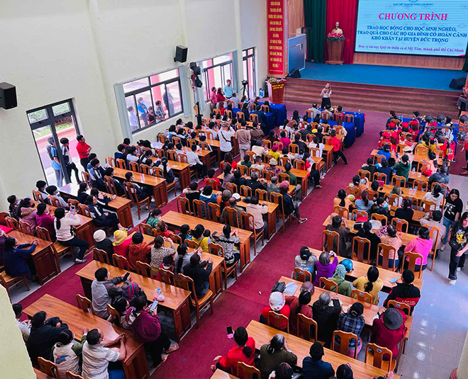 Mỹ Tâm giản dị trao học bổng, tặng quà cho bà con khó khăn tại Lâm Đồng - 7