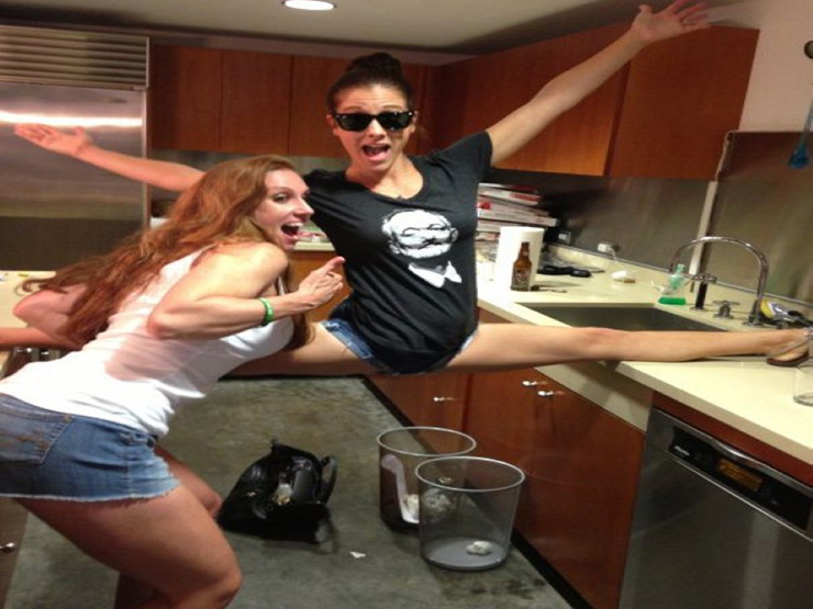 Tranh vui - Những hành động khó đỡ của chị em khiến bao người phải bật cười