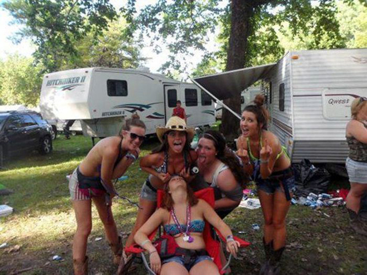 Tranh vui - Hình ảnh khó đỡ phía sau những con người say xỉn khiến bao người bó tay